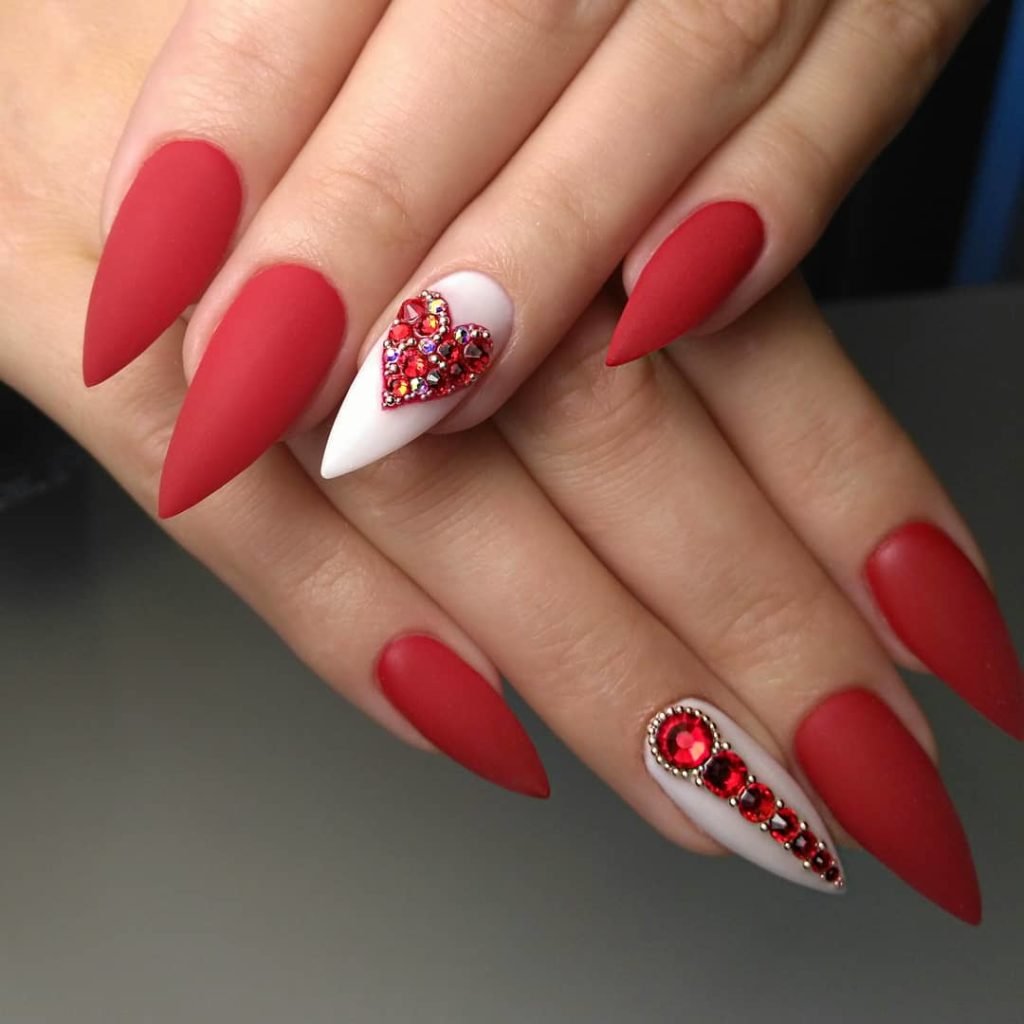 Дизайн острых ногтей красного цвета