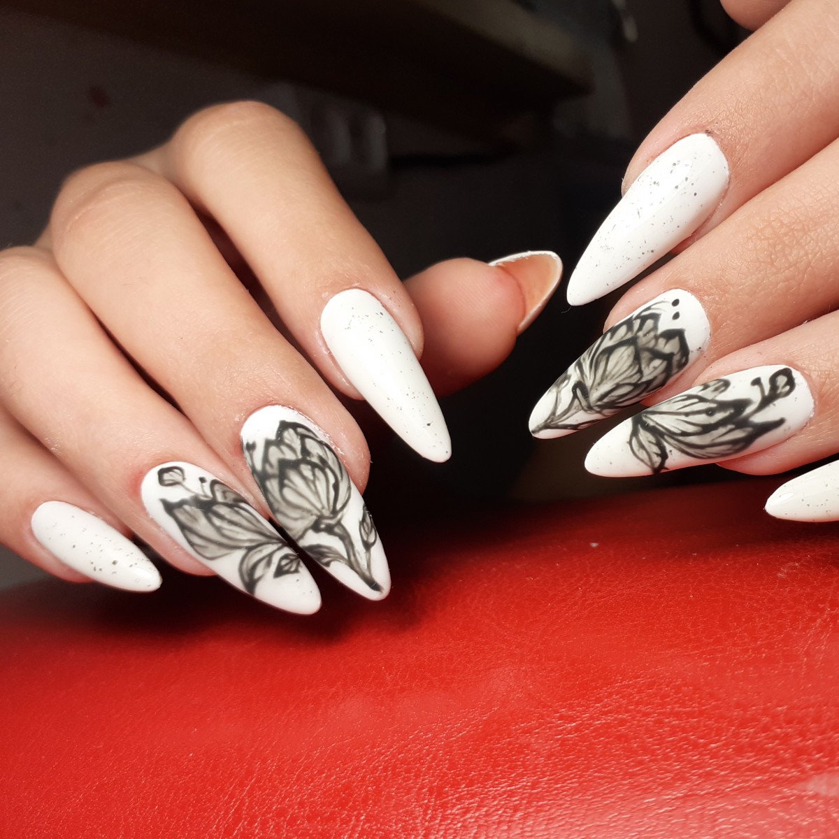 Белые ногти с цветами
