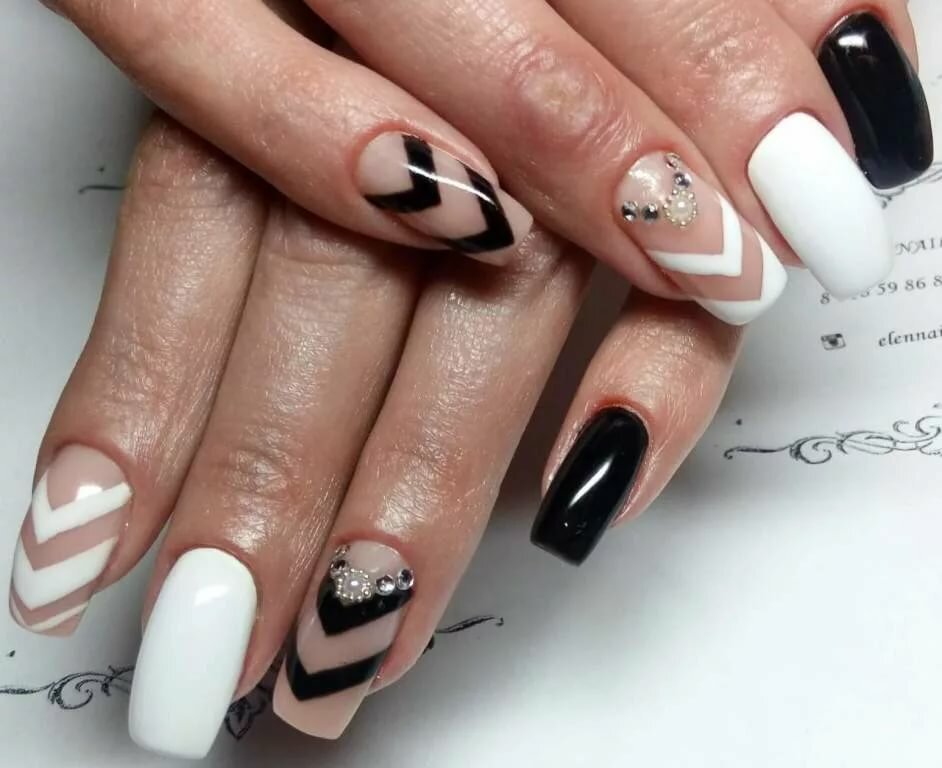 Дизайн белых ногтей с рисунком. Ногти черно белые. Французский маникюр черно белый. Черно белый френч. Ногти чёрные с белым.