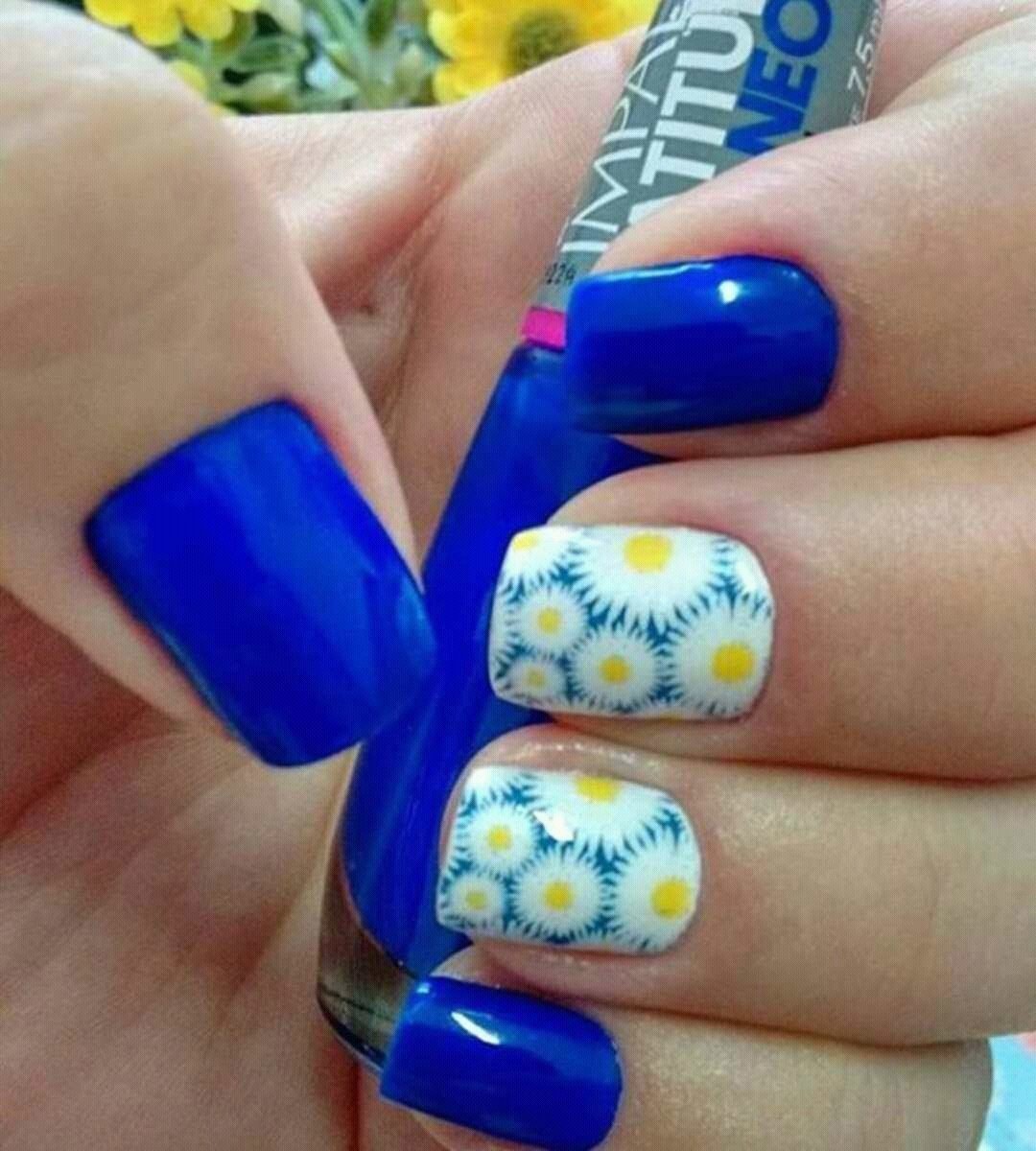 Синие ногти с ромашками