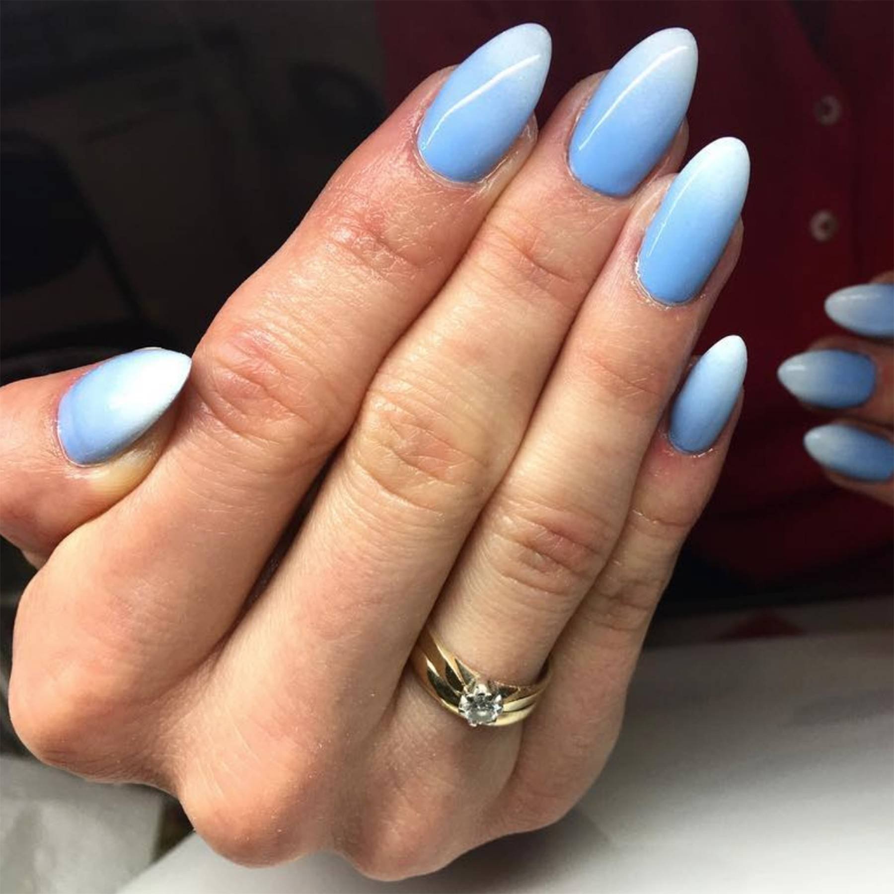 Градиент на ногтях голубой с белым