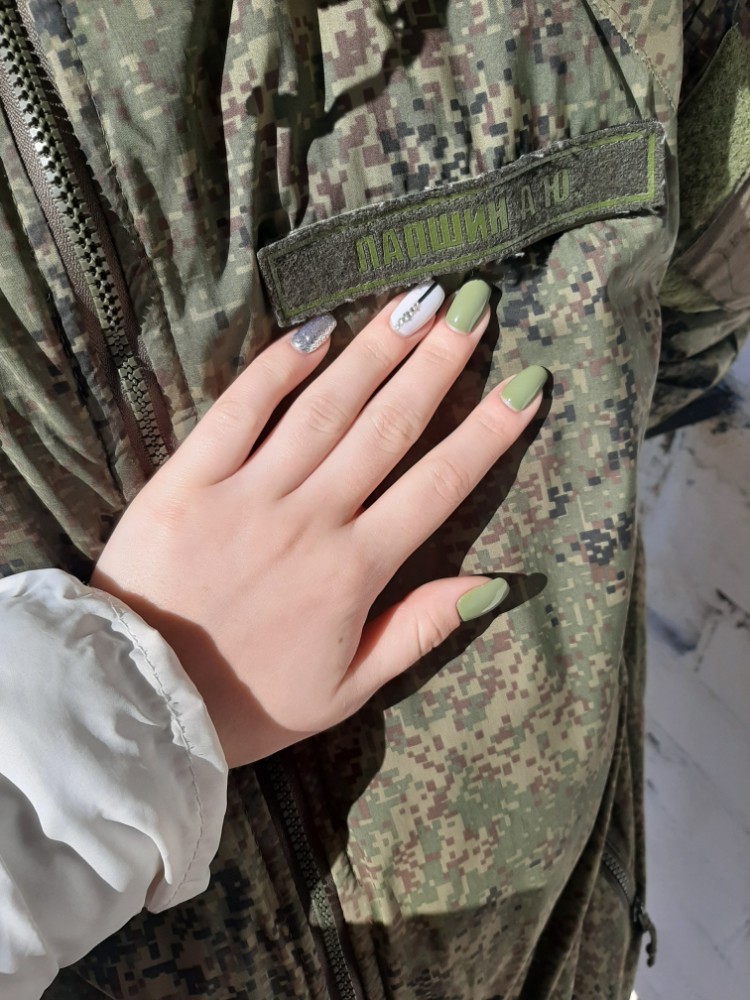 Рука в военной форме. Военный маникюр. Маникюр камуфляж. Ногти с военной тематикой. Маникюр в армейском стиле.