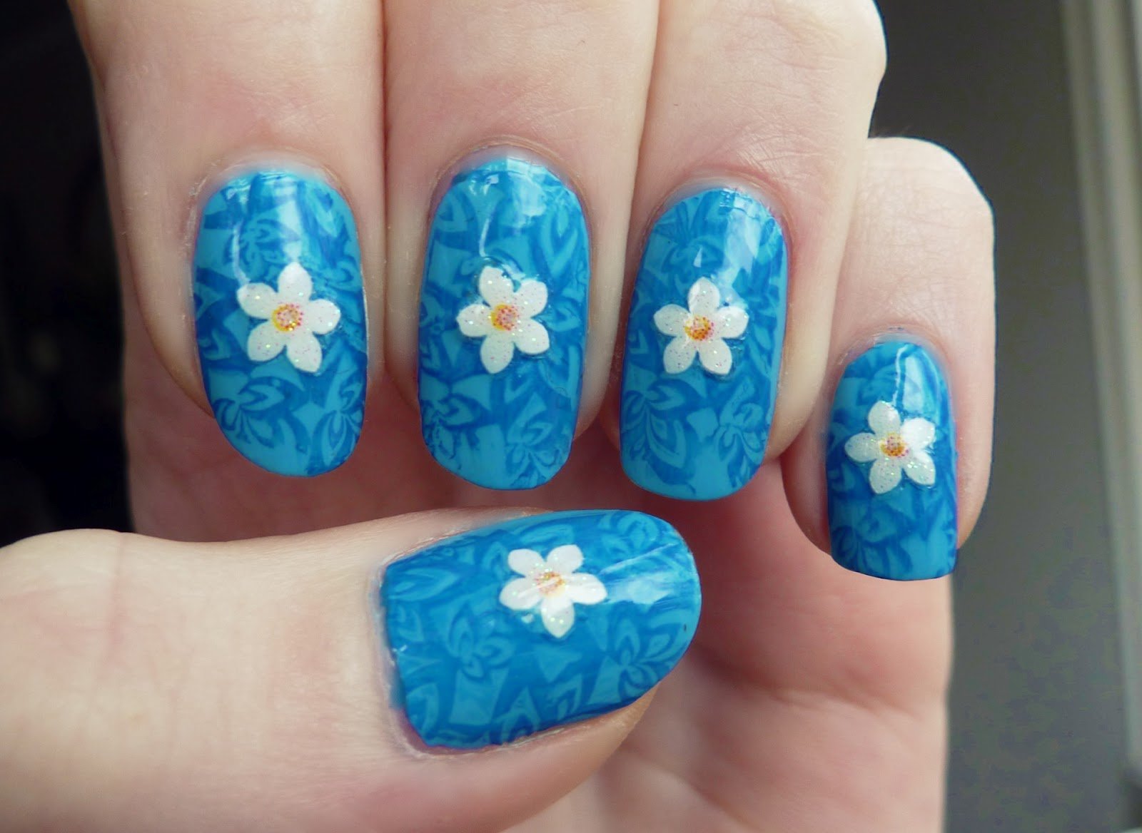 Дизайн ногтей с ромашками. Маникюр с ромашками. Маникюр с ромашками на ногтях. Голубой маникюр с цветочками. Маникюр с ромашками на короткие ногти.